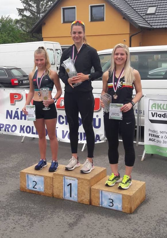 První tři ženy: Z leva Ragasová, Drahotová, Pohlová -Kučerová